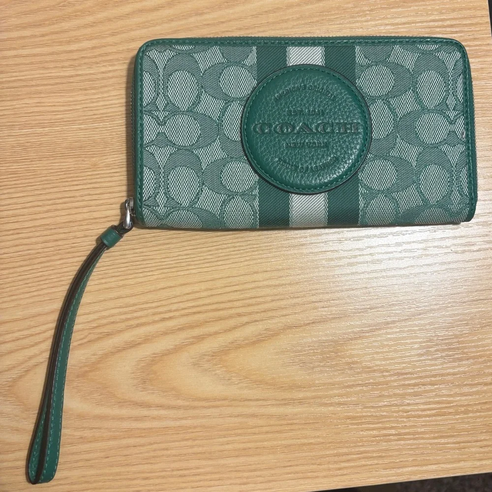 Coach Dempsey Large Phone Wallet in Signature Jacquard With Stripe And Patch - Picture 8 of 8